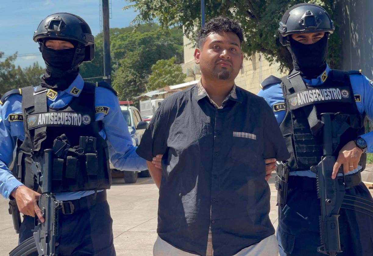 También, 13 Teléfonos Celulares de diferentes marcas y modelos. 