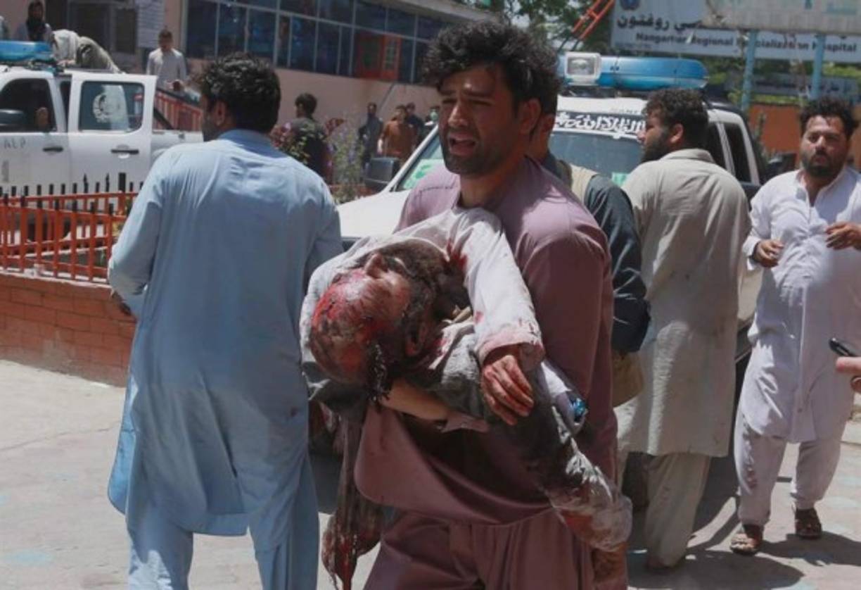 Una hora después, un kamikaze mató al menos a 24 personas e hirió a 68 en el funeral de un comandante de policía local, en la provincia oriental de Nangarhar, según un portavoz provincial, Attaullah Khogyani.