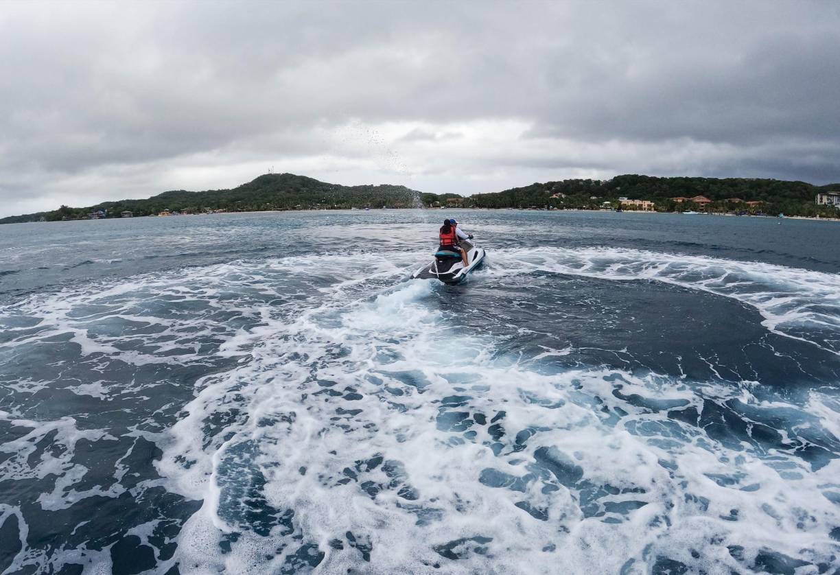 Turistas paseando en jet ski