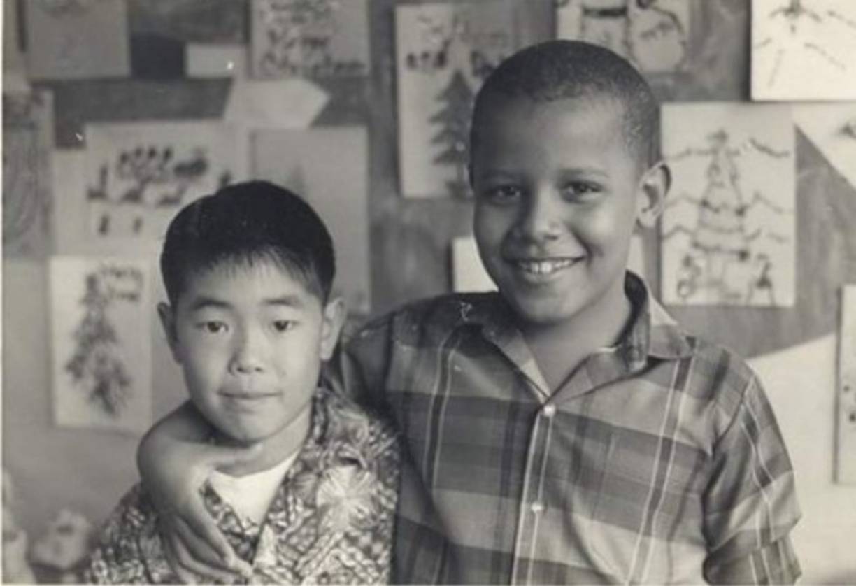 Una fotografía de Barack Obama cuando estaba en tercer grado en 1969. Aquí posa con su amigo Scott.