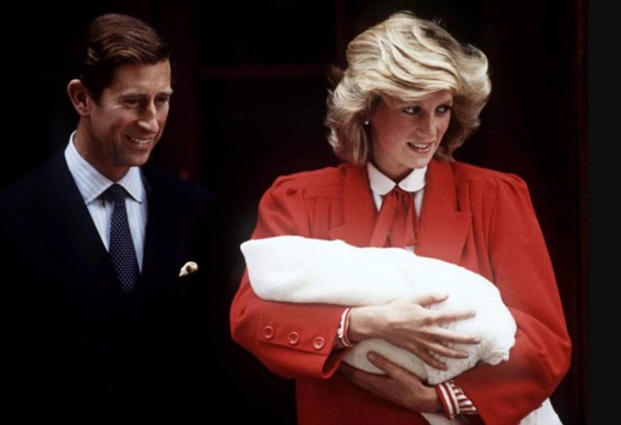 1. El nombre real de Harry es Henry Charles Albert David, y su título es el Príncipe Henry Charles Albert David de Gales.<br/><br/>2. El Príncipe nació en la tarde del 15 de septiembre de 1984 en el Hospital St. Mary, Paddington (en este hospital han nacido diez niños de la realeza. Harry pesó 6 libras 14 oz.<br/>