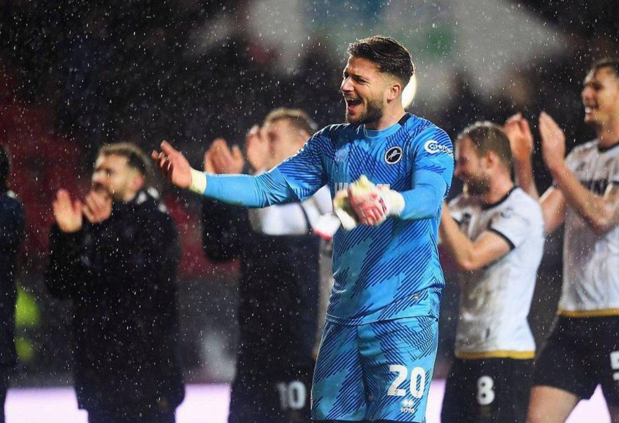 Después de que los avisaran amigos del futbolista, los servicios de emergencia fueron a su piso y allí lo encontraron muerto.