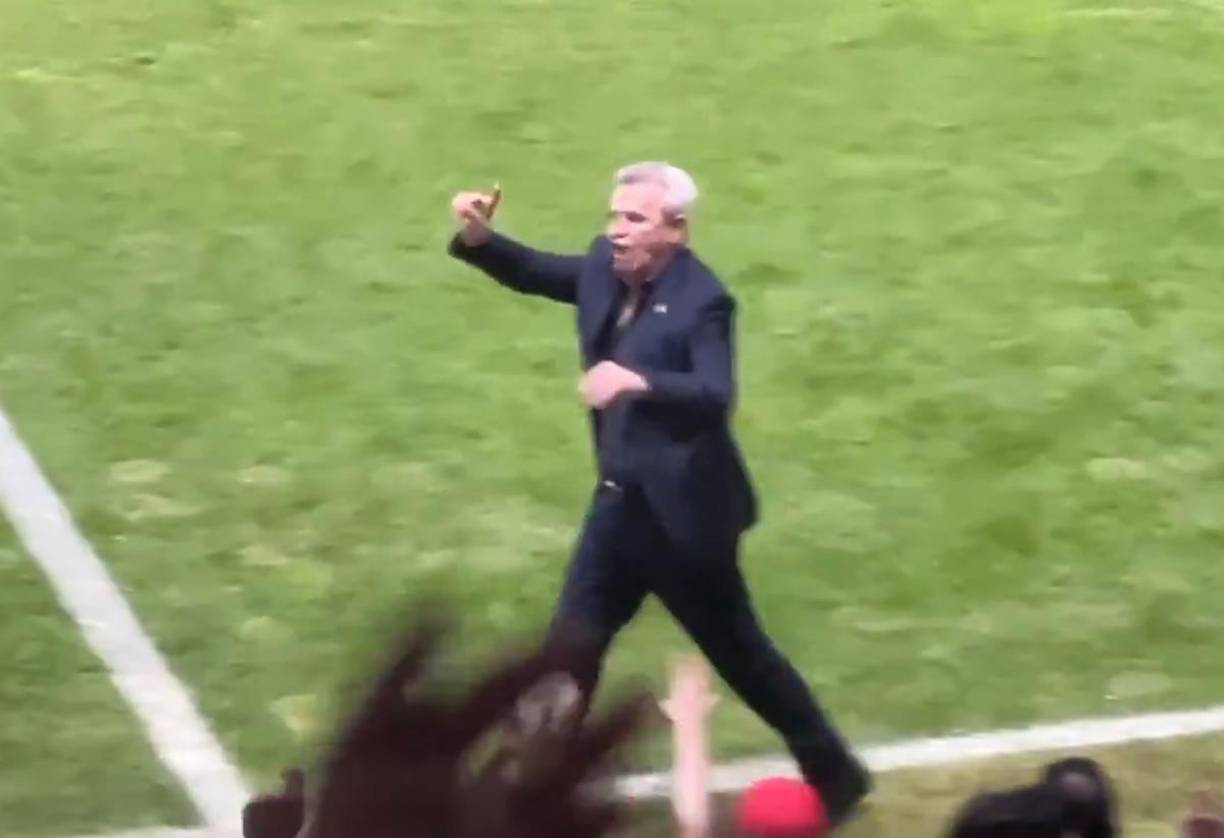 Tras celebrar el gol, Javier ‘El Vasco‘ Aguirre se perfecató que sus aficionados estaban lanzando objetos al cuerpo técnico de Honduras y les decía con el dedo que no lo hicieran.