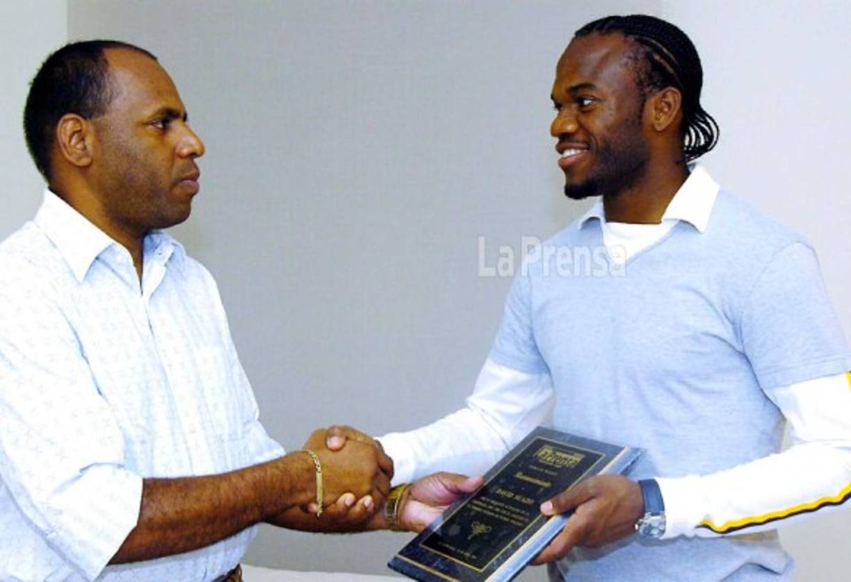 José Luis Barralaga, editor de Golazo, en el momento que le entregaba una placa de reconocimiento a David Suazo.