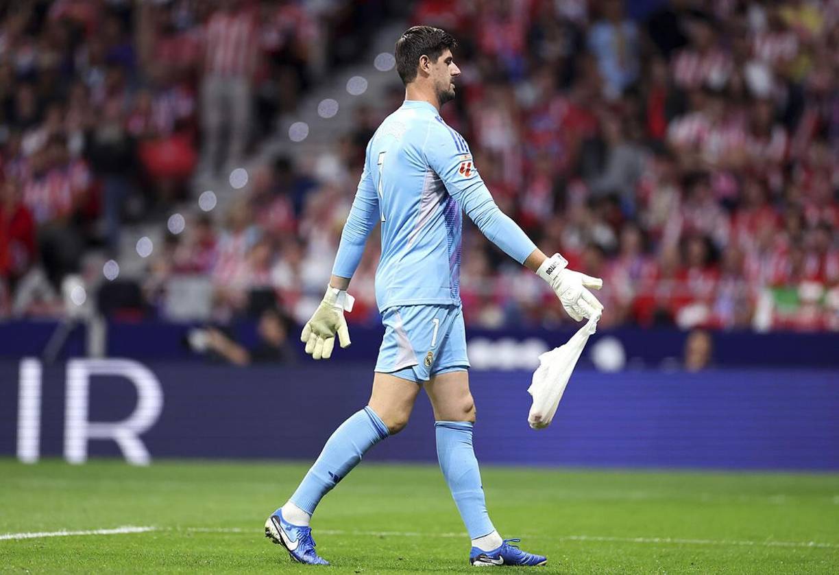 Los hinchas del Fondo Sur del Atlético le lanzaron muchos objetos a Courtois.