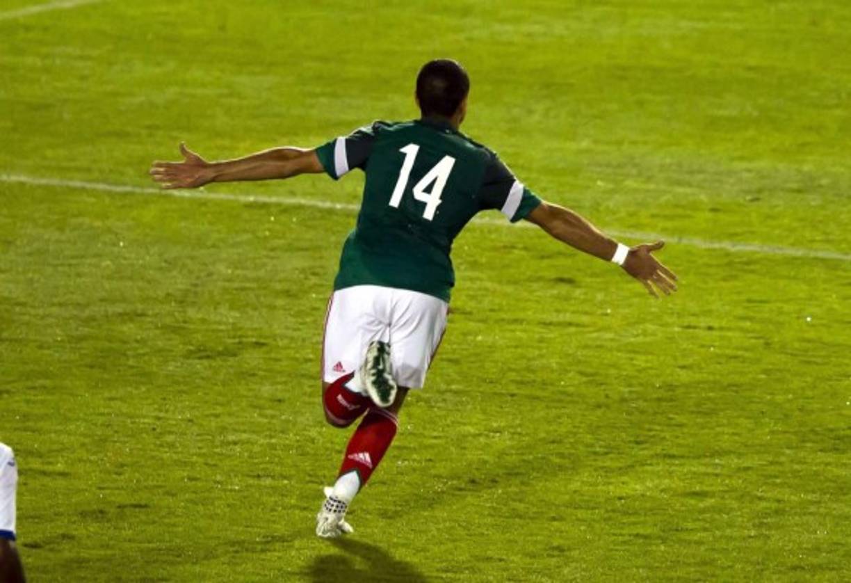 'Chicharito' corre a celebrar su golazo contra Honduras.