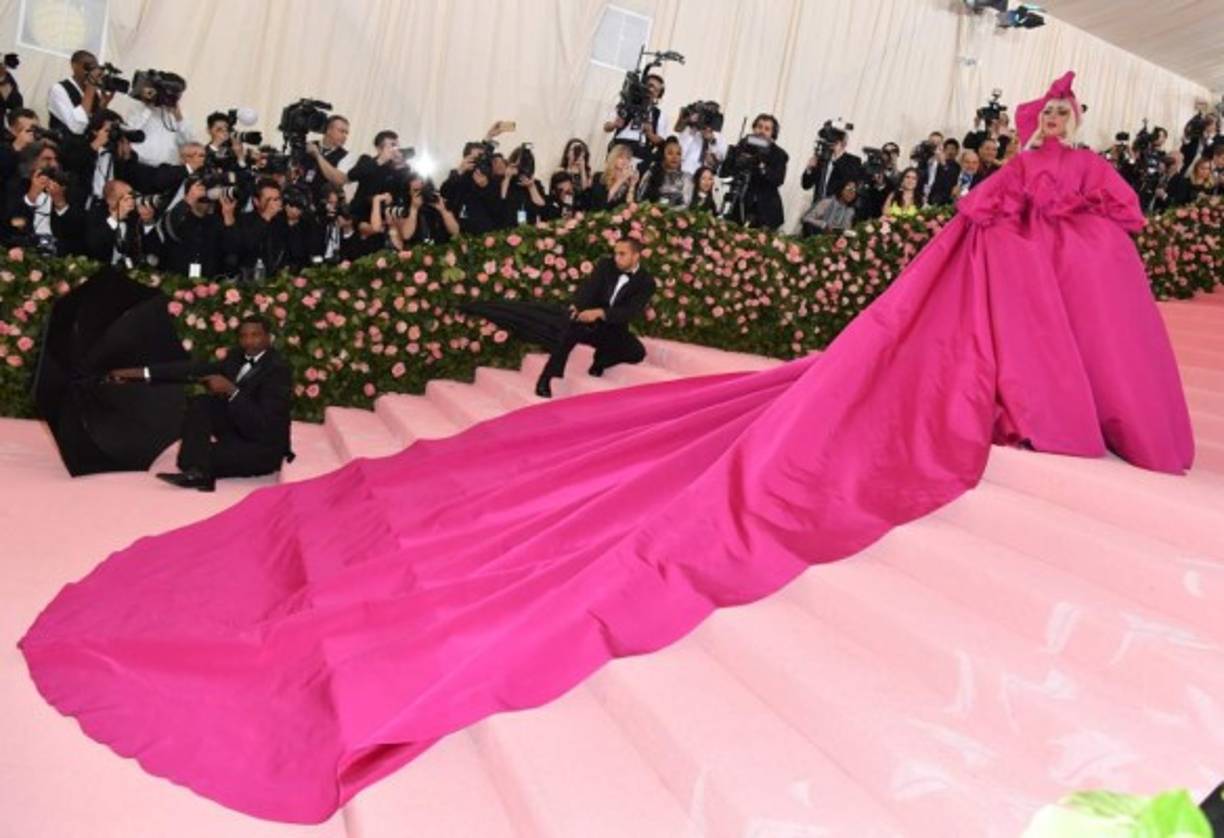 Su primer look fue un vestido en color fucsia con una cola de 25 pies de largo.