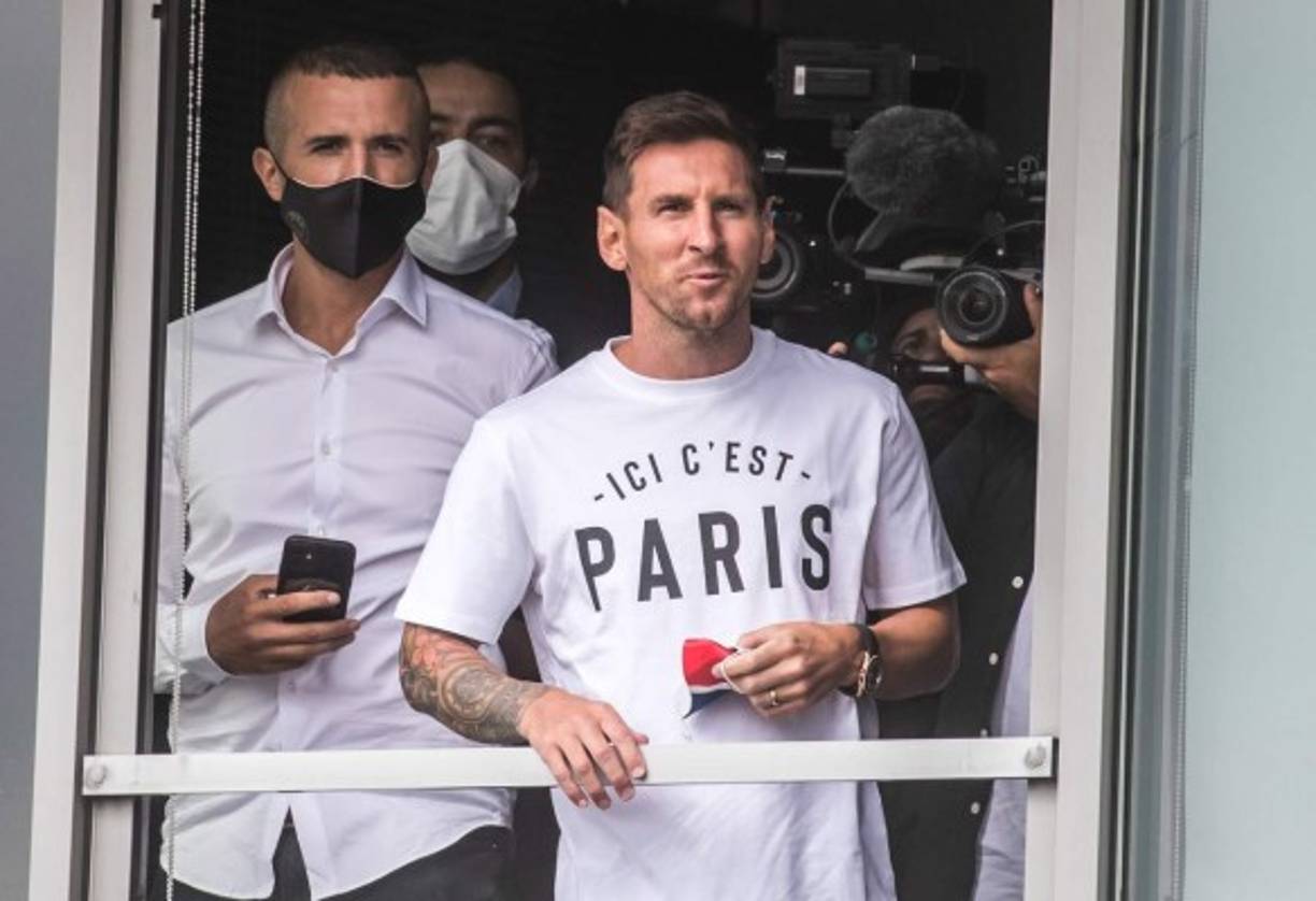 Lionel Messi y su primera aparición frente a los aficionados del PSG.
