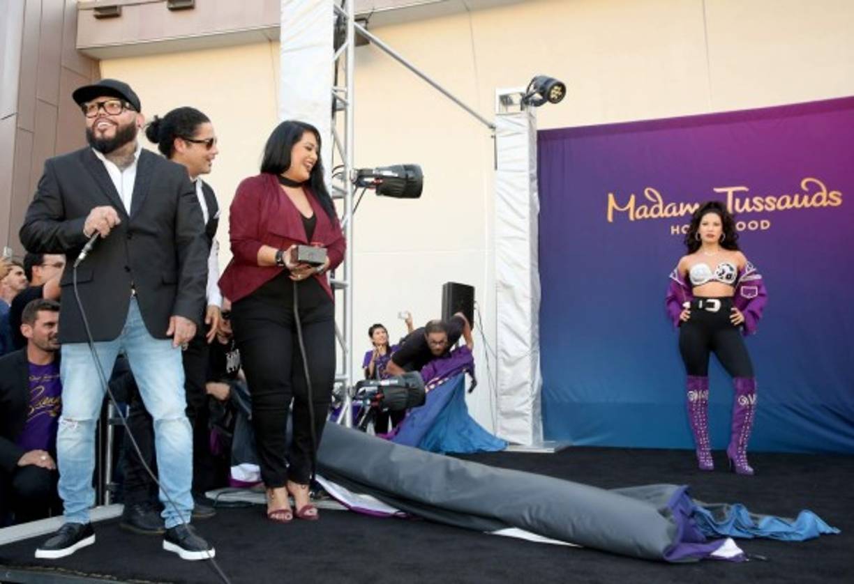 La carrera de Selena, que lanzó cinco álbumes entre 1989 ('Selena') y 1995 ('Dreaming Of You'), también ha sido objeto de media docena de documentales y una película homónima que en 1997 encumbró a la actriz y cantante Jennifer López.