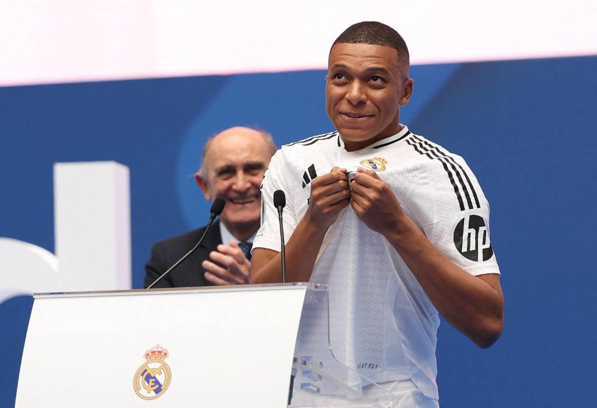 Mbappé cumplió con la petición de la afición y se besó el escudo, un gesto que repitió en numerosas ocasiones antes de abandonar el terreno de juego.