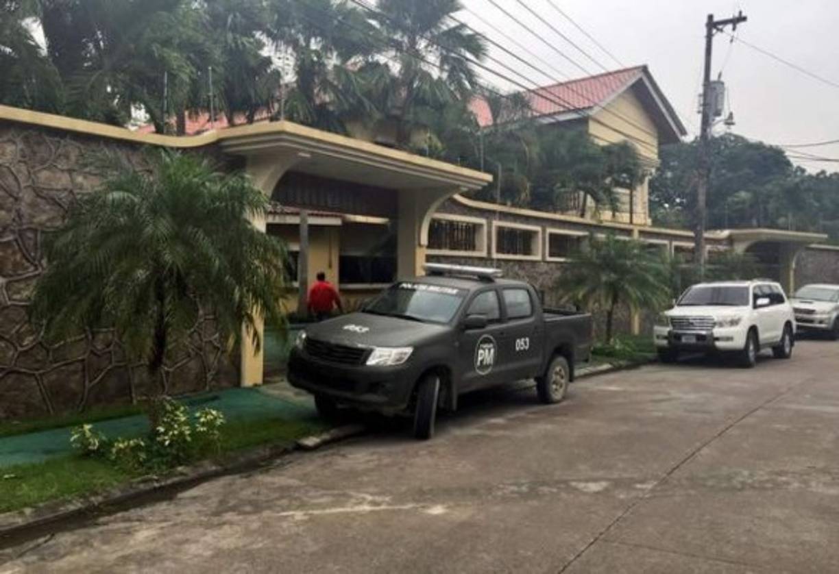 Vivienda allanada en residencial El Pedregal del empresario Rolando Sabillón, quien aseguró que no tiene nada que ver.