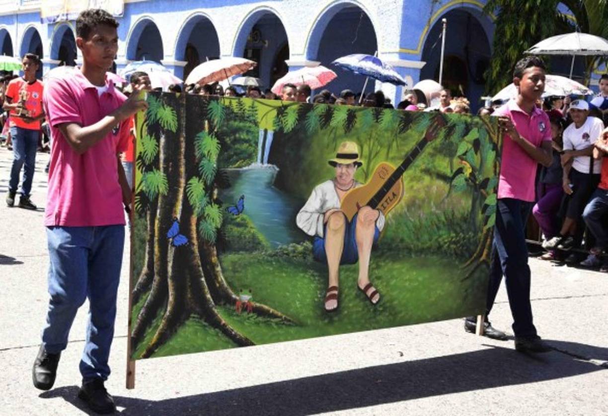 Estudiantes ceibeños cargan un cuadro que ilustra la imagen del cantautor hondureño Guillermo Anderson quien fue uno de los personajes más homenajeados este jueves durante los festejos del 195 aniversario de la independencia de la Corona española.<br/>