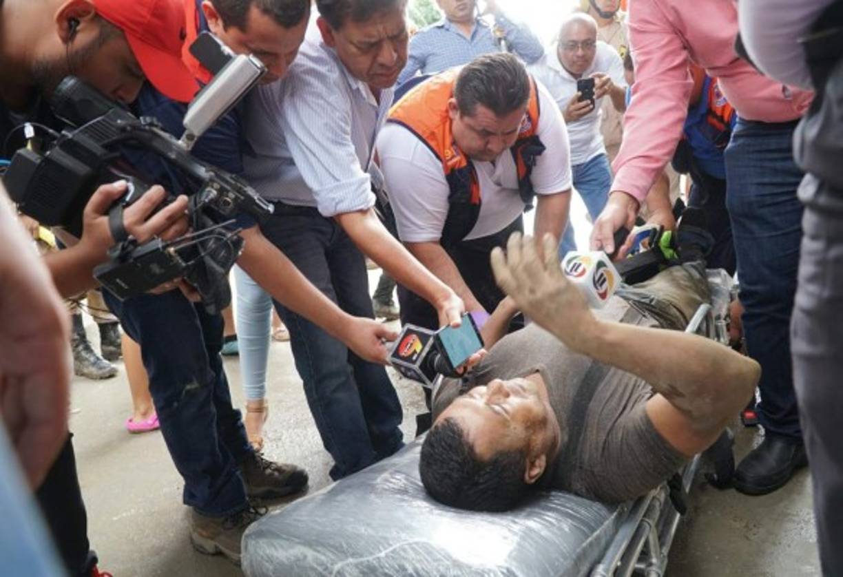 En una ambulancia del 911 fue trasladado el lesionado hacia un hospital.