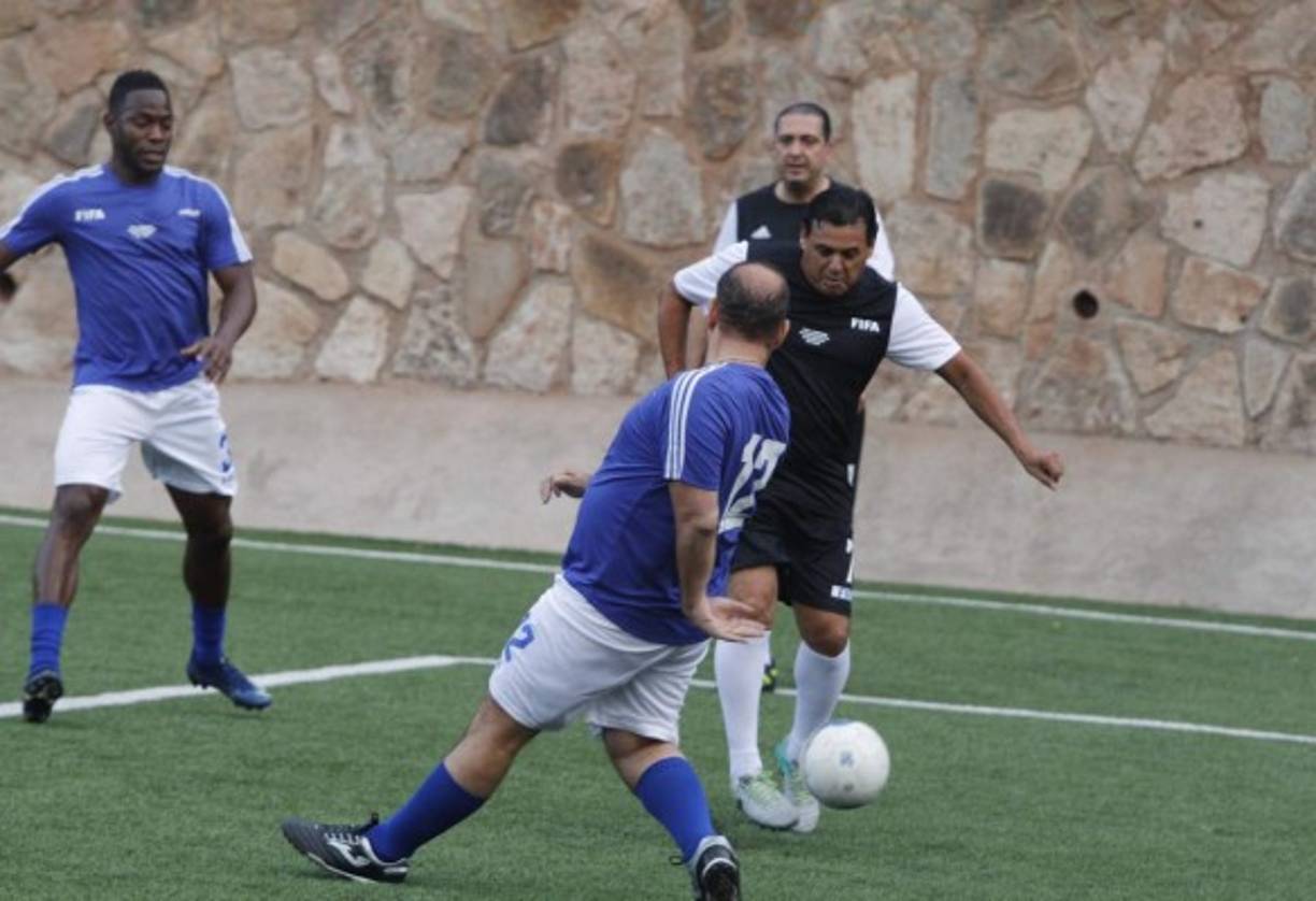 'Nene' Obando en la disputa de la pelota en el partido que se realizó en honor a Gianni Infantino.