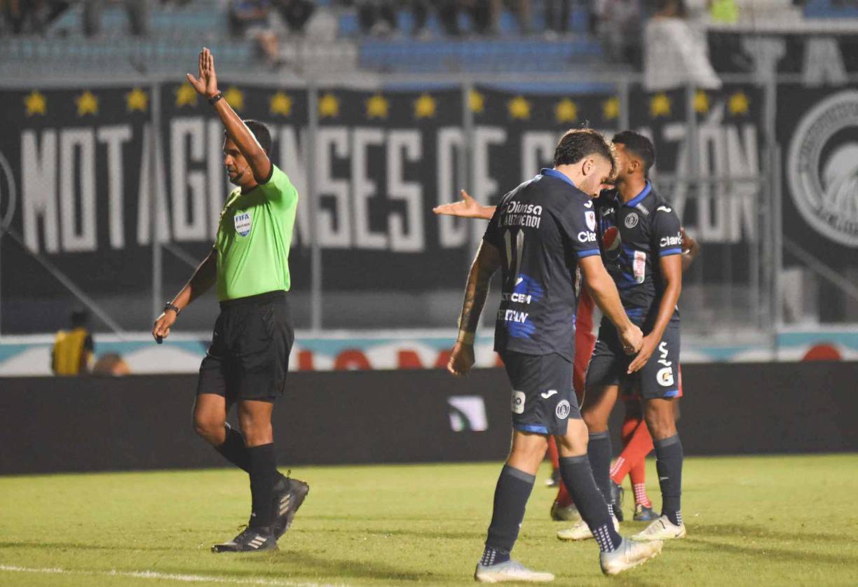Ya en la segunda parte, se vendría una noche para el olvido de Auzmendi, en donde se le negó el gol en más de dos ocasiones. 