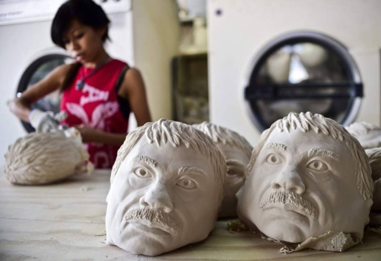 Una mujer elabora una máscaras del narcotraficante Joaquín El Chapo Guzmán.