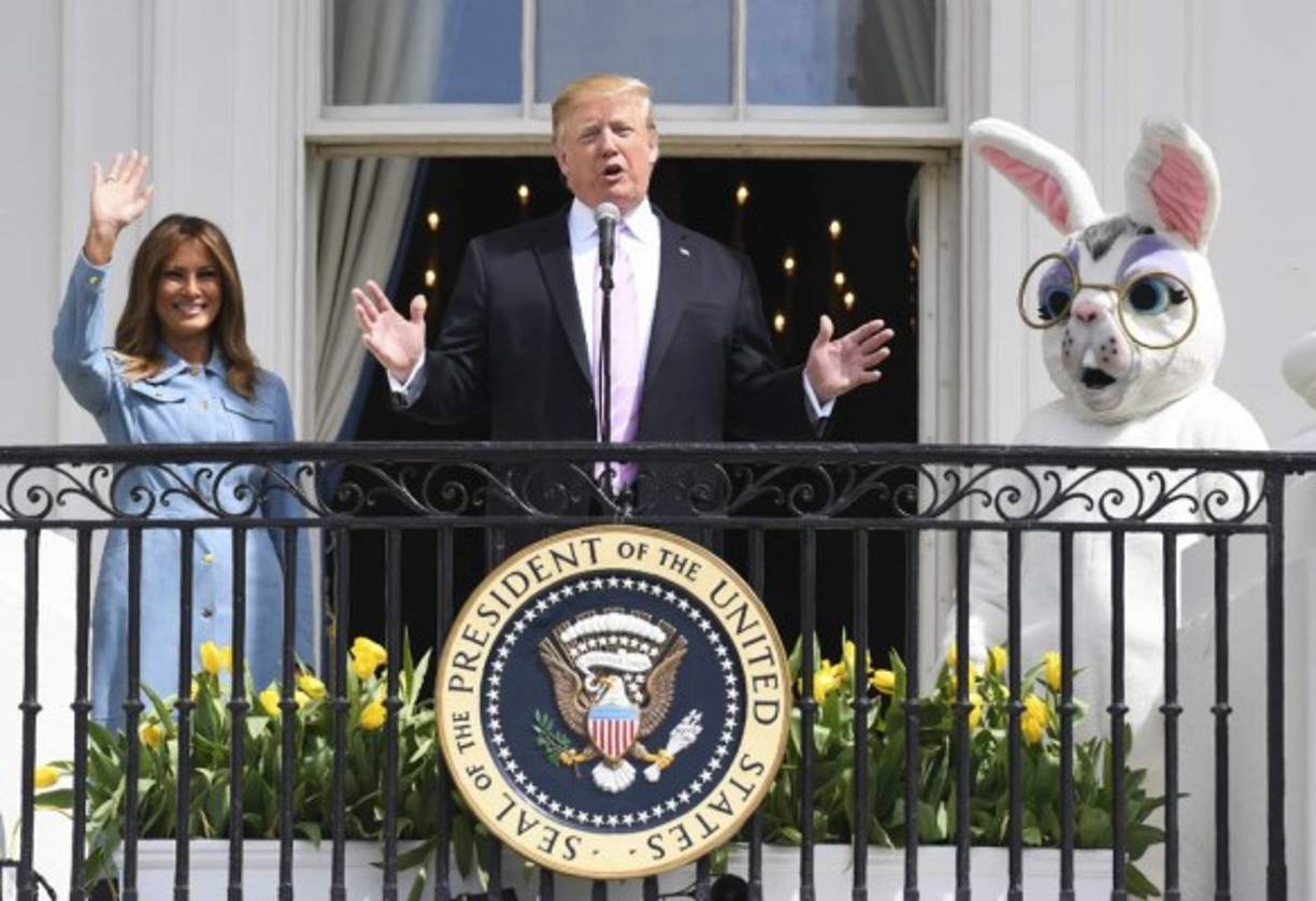 Donald agradeció a Melania Trump por organizar el evento celebrado este lunes 22 de abril, justo después del domingo de Pascuas.<br/><br/> 'Trabajó muy duro en esto y sin ella no habría sido igual. Está todo tan hermoso como nunca antes lo había visto. Fantástico trabajo, gracias cariño.', expresó el mandatario desde el Balcón Truman acompañado de Melania y un conejo de Pascua gigante.