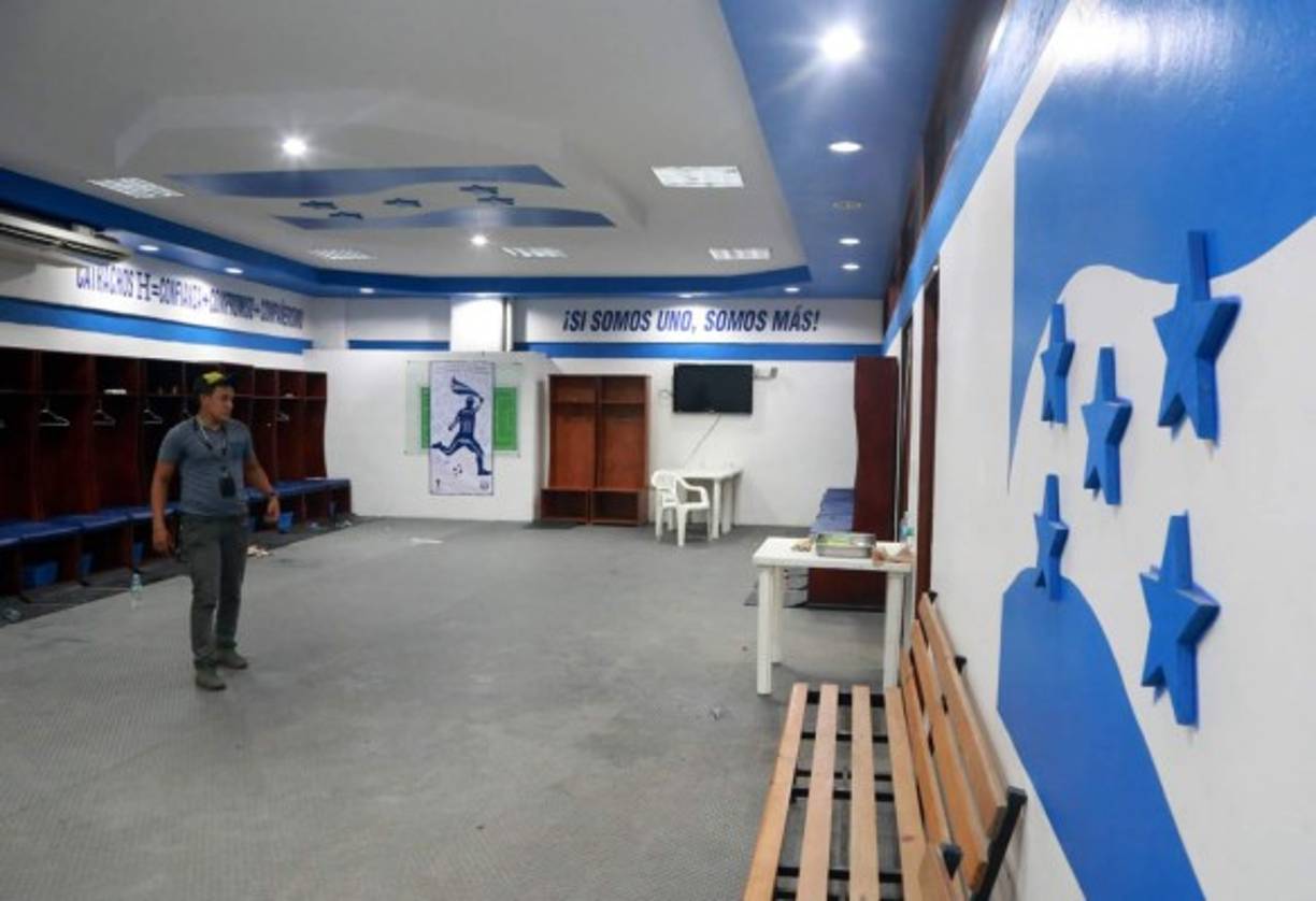 En el camerino local todo luce en orden. Jorge Luis Pinto tiene a disposición un espacio que ha personalizado con un lema positivo: Rusia 2018 (por cierto, escrito en ruso).