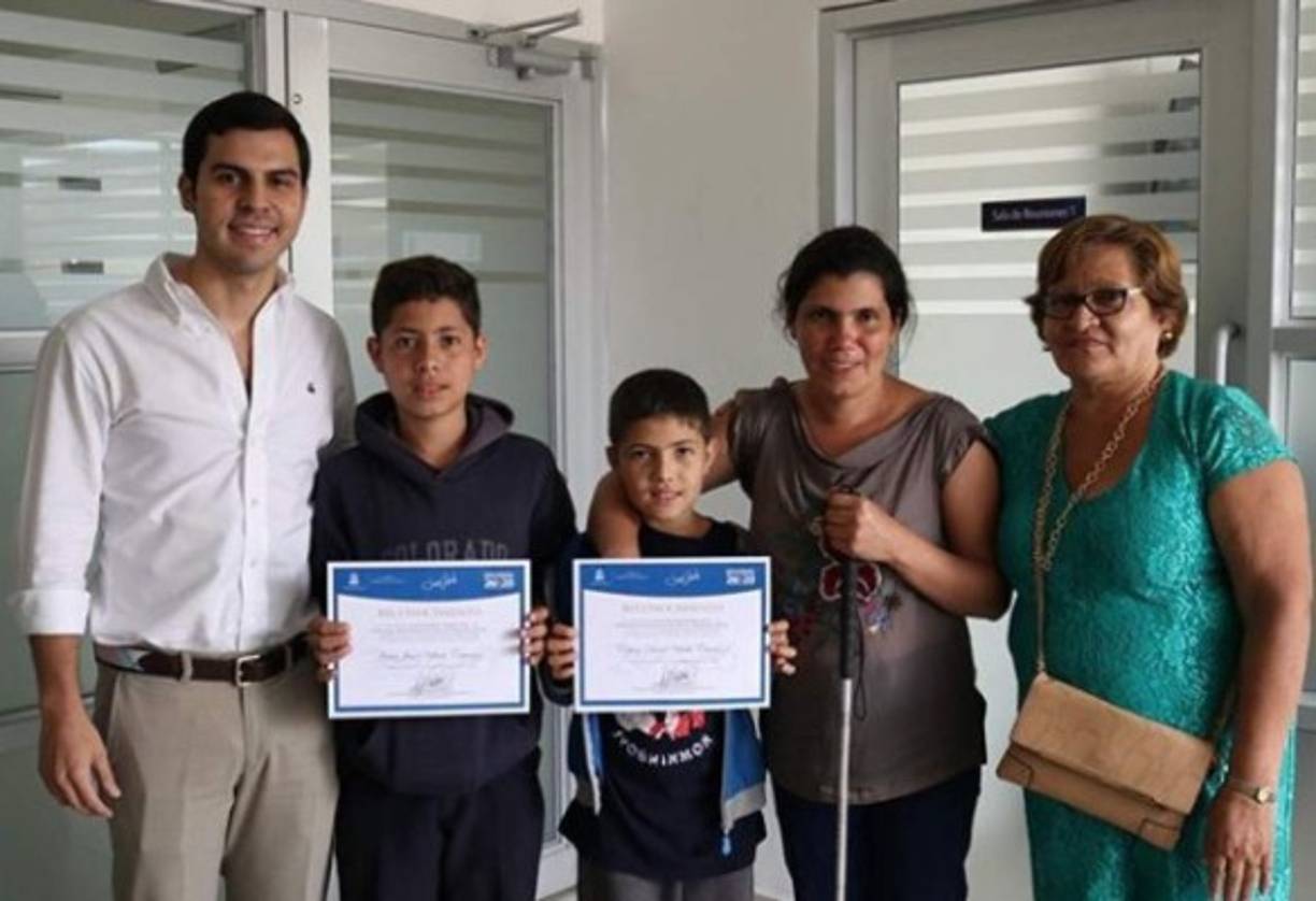 Los regalos para esta familia fueron más allá. Kevin y Edwin recibieron becas de estudios. Además está la promesa de construirle un pequeño spa para doña Ingrid, quien pese a su ceguera es masajista para que haga sus trabajos.