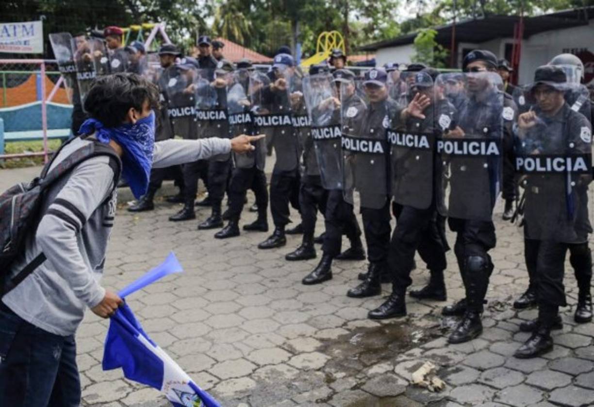 La protesta atrajo a una multitud de personas a pesar de la fuerte presencia policial en el punto de reunión, algo inusual en Nicaragua.