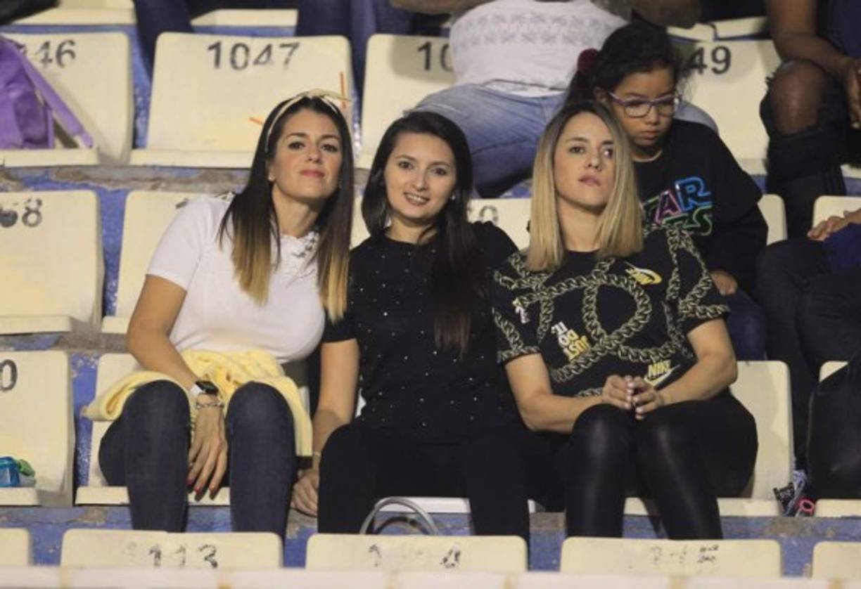 Ana Lencina (izquierda), esposa del portero Jonathan Rougier, y Marisa Elizabeth Ontivero, pareja del paraguayo Roberto Moreira, estuvieron en el Nacional apoyando al Motagua.