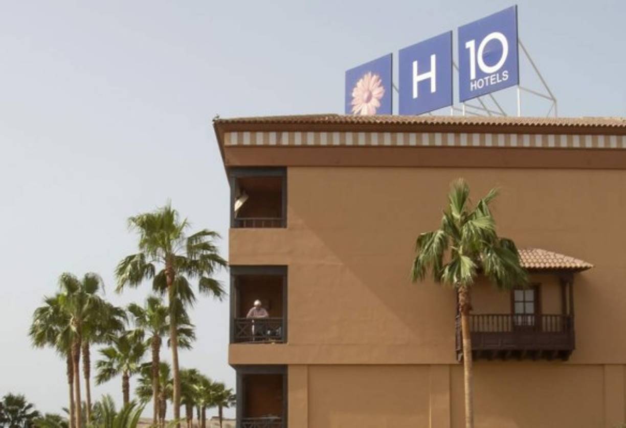Varios medios cifran en mil el número aproximado de personas afectadas por esa situación en el hotel canario.