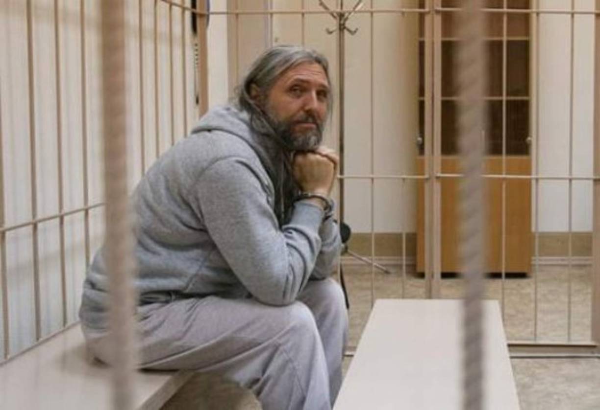 Torop y otras dos personas se les acusó de establecer una asociación religiosa cuyas actividades implican violencia contra individuos e infligir daños corporales graves a dos o más personas. ¡Vaya locura la de Torop!