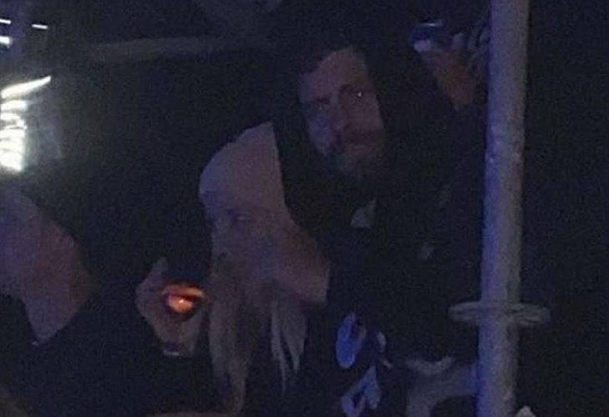 El programa Socialité del canal Telecinco de España publicó esta foto donde se le puede ver al futbolista acompañado de una mujer rubia con gorro de lana y una copa en la mano. “Gerard Piqué celebra por todo lo alto su nueva etapa de soltero de oro”, titularon a la imagen