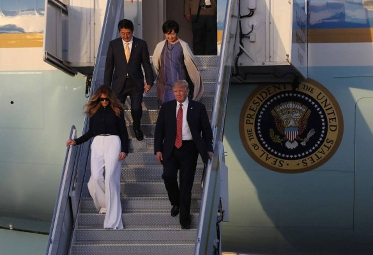 Donald Trump continúa dando de que hablar por sus supuestos desplantes hacia la primera dama estadounidense, Melania Trump. Medios estadounidenses han resaltado esta imagen en la que el mandatario no ayuda a la exmodelo a bajar las escaleras del Air Force One, como lo hizo el primer ministro japonés, Shinzo Abe, con su esposa.