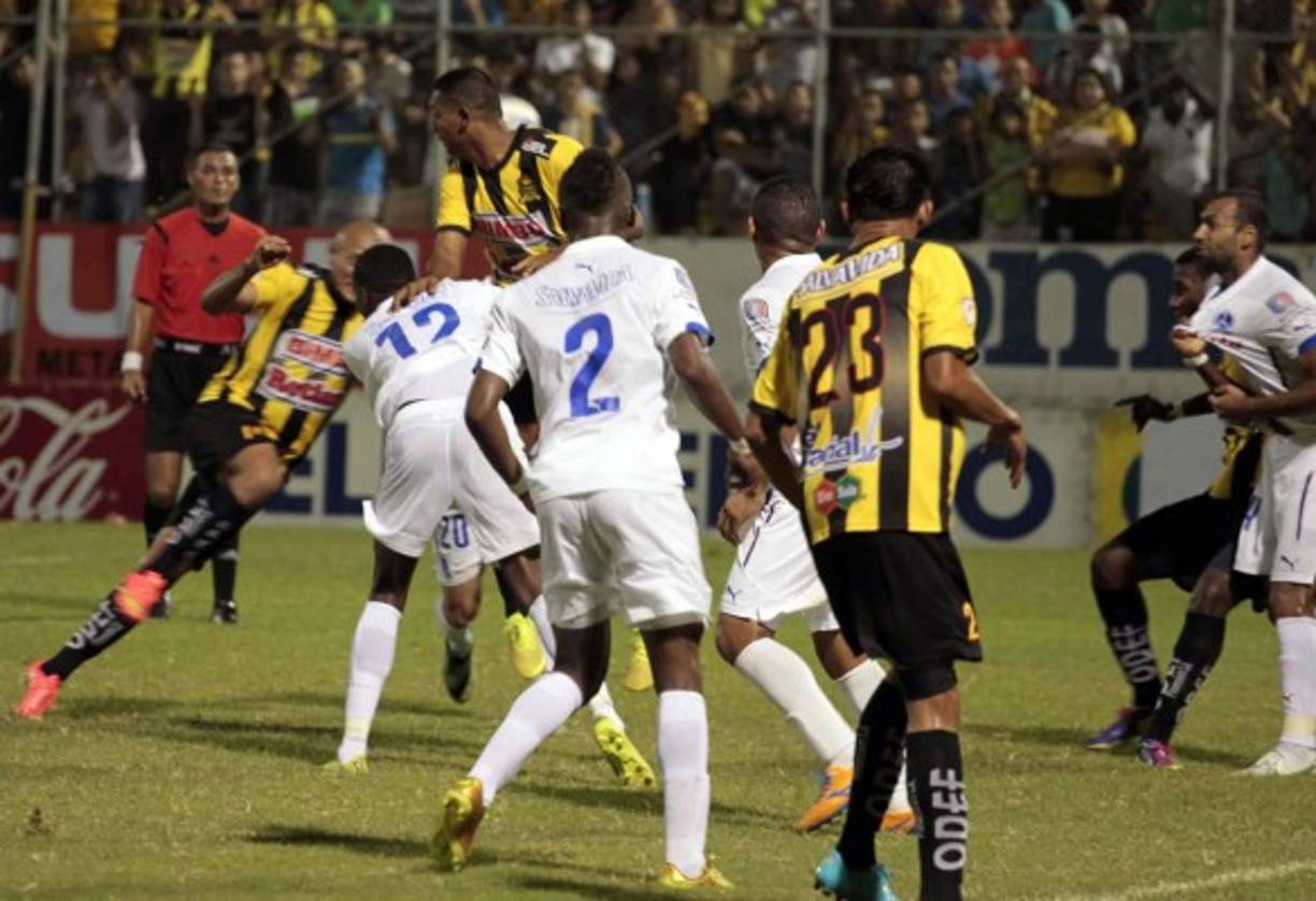 La jugada del segundo gol del Real España. Sergio Mendoza marcó de cabeza.