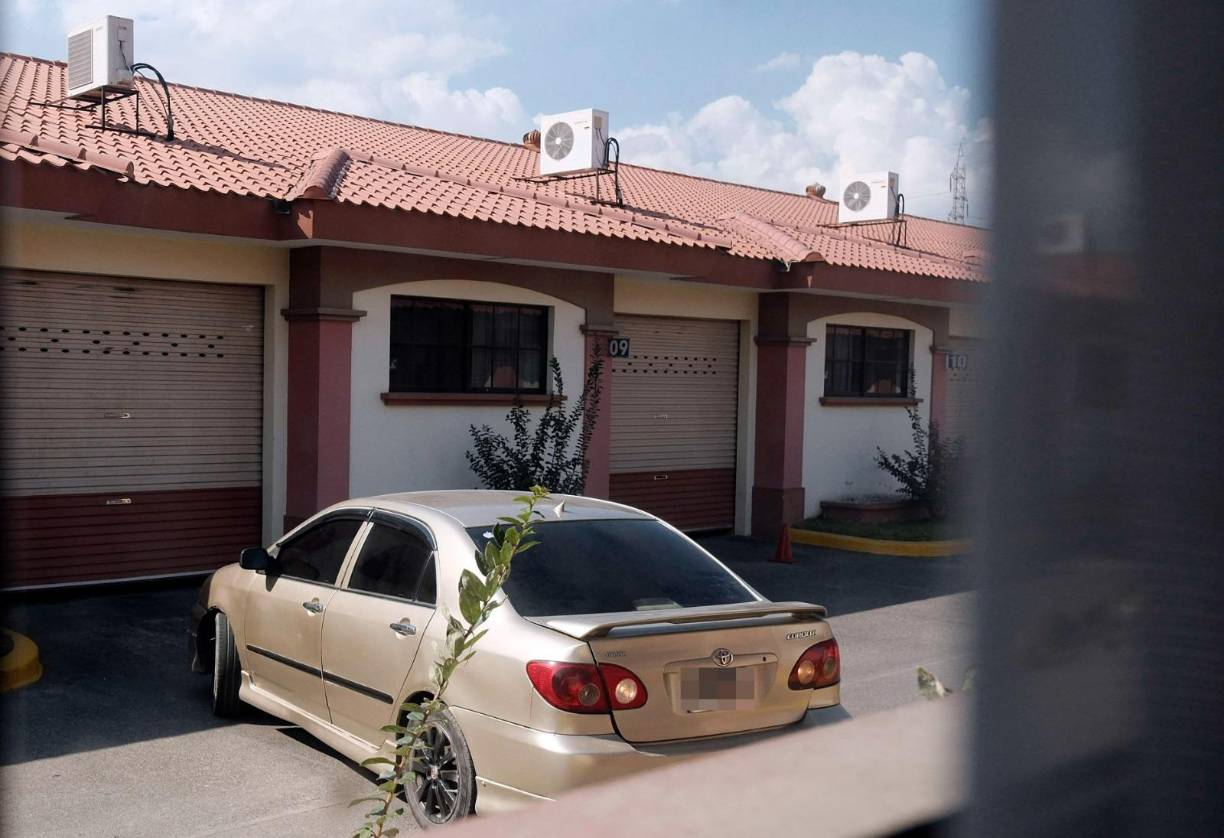 Seguidamente se manda la ubicación para que constaten que se está en el lugar. Como pasa en estos casos, los encargados del motel no piden identificación. De todas las habitaciones solo tres están desocupadas, por lo que se ingresa a la primera que colinda con la entrada del lugar.