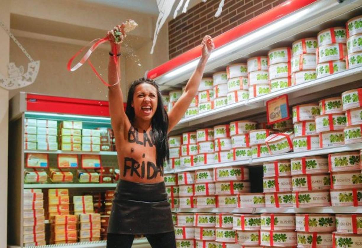 Ucrania. Protesta en Black Friday. Activista de FEMEN protesta con el torso desnudo en una tienda Roshen, propiedad del presidente ucraniano Petró Poroshenko.