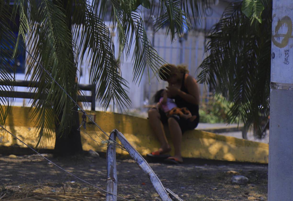 Mujeres con niños en brazos expuestos a las altas temperaturas es cada vez más frecuente, algo que está sucediendo a vista y paciencia de las autoridades que no están haciendo lo necesario para resolver esta problemática social, aseguran organizaciones.