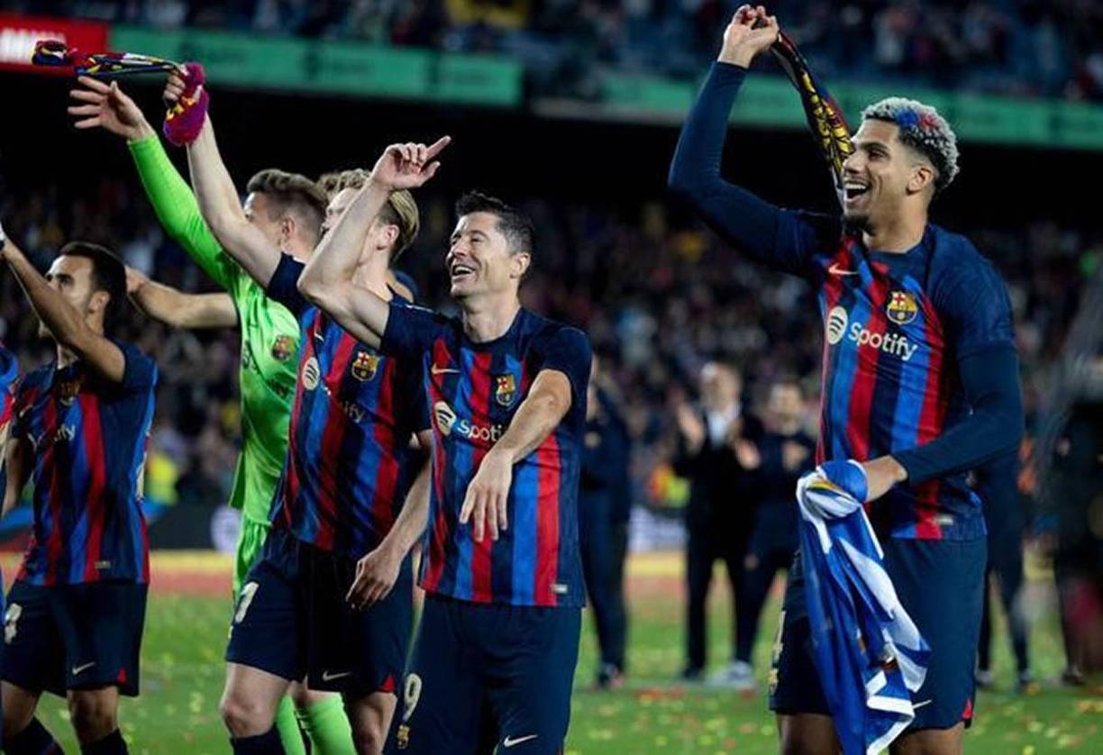 Los jugadores del Barcelona cantaron y saltaron en los festejos del título de la Liga Española.