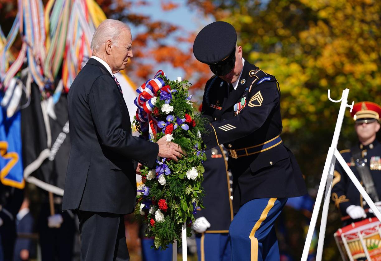 Varios interanutas al ver el video explotaron las redes sociales con comentarios, entre los que figuraban: “Ese señor murió en el 2019 y lo manejan con Inteligencia Artificial”.
