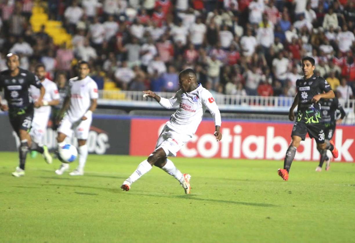 Edwin Solani Solano falló esta ocasión clara frente al arco en el primer tiempo, con el marcador a cero.