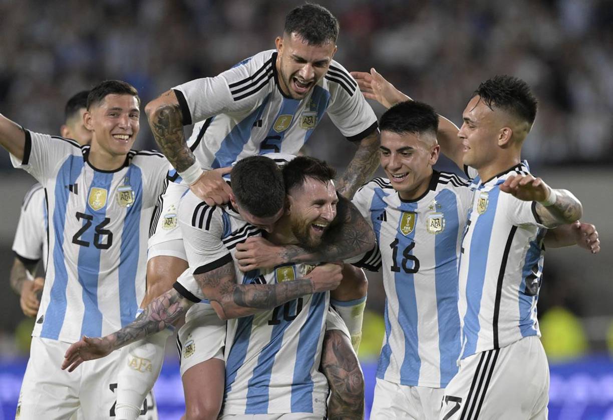 Los jugadores argentinos festejando el golazo de Lionel Messi.