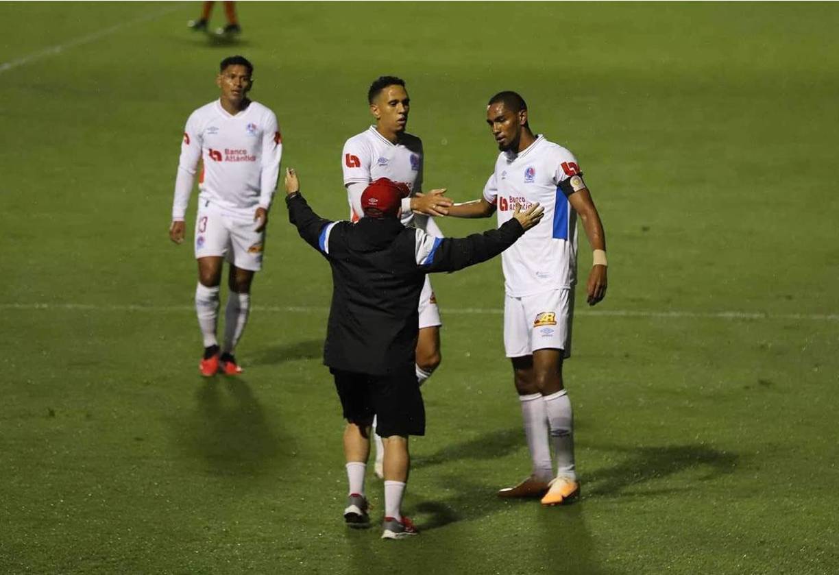 Jerry Bengtson celebrando su gol con Marvin ‘El Chelito’ Martínez, el utilero del Olimpia.