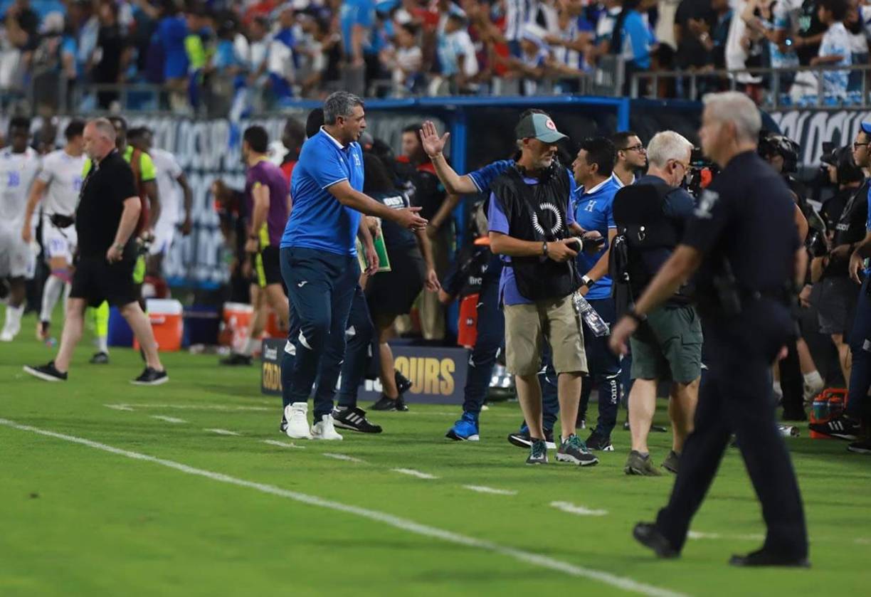 Diego Vázquez celebrando con su cuerpo técnico el triunfo ante Haití. En ese momento no sabía el resultado del partido México-Qatar.