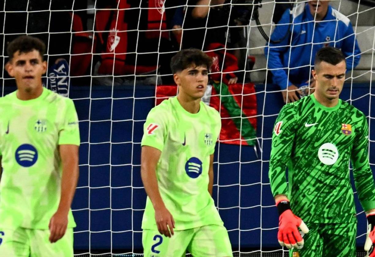 Iñaki Peña, Pau Cubarsí y Sergi Domínguez, tras uno de los goles del Osasuna. Sus caras lo dicen todo. Estaba sufriendo mucho el Barcelona.