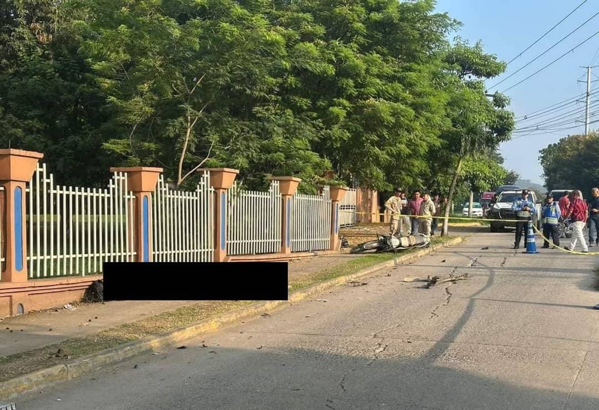 La escena del accidente es dantesca, los cuerpos y la motocicleta quedaron a unos metros del punto de impacto con el bus de ruta interurbana. 