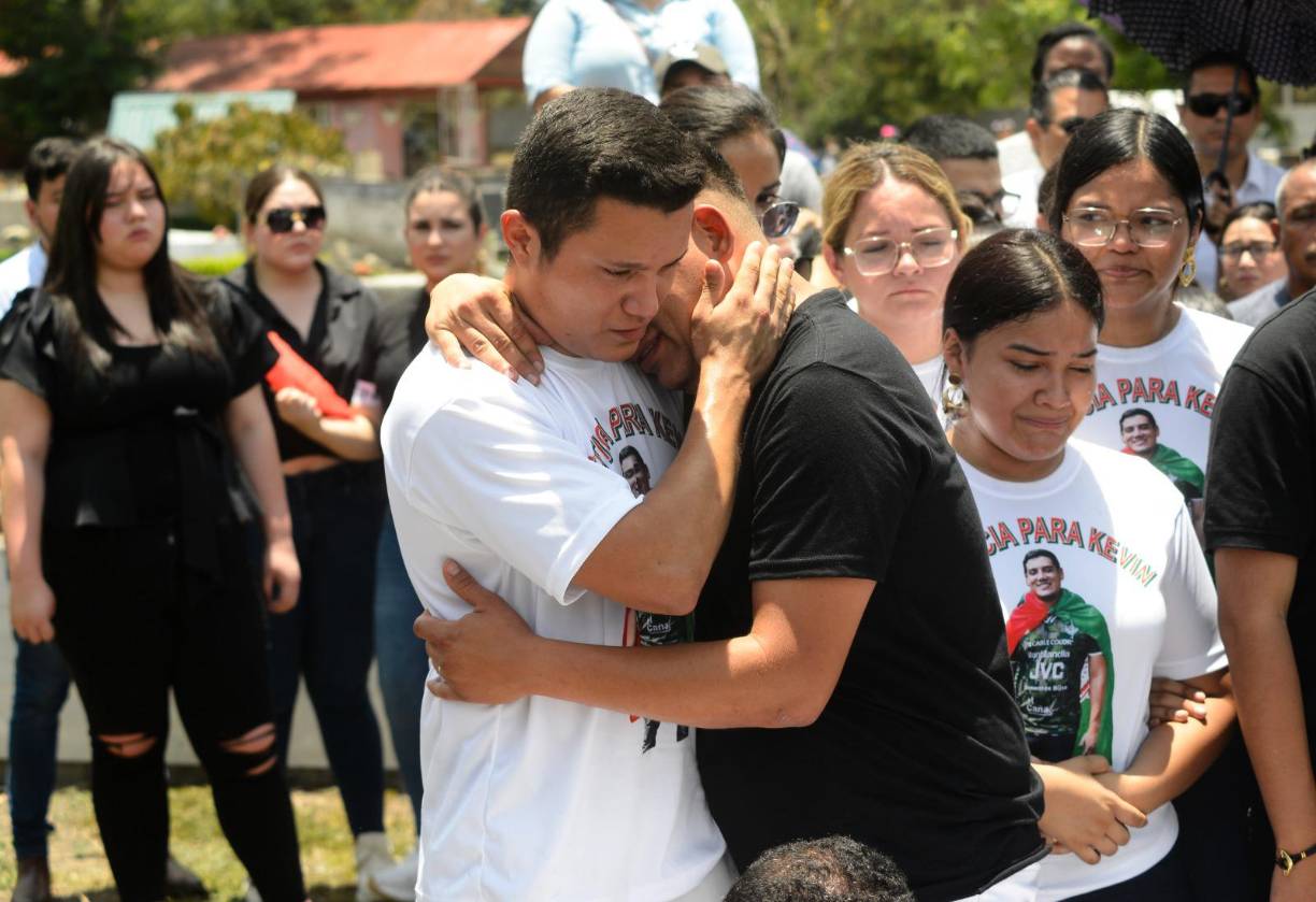 A las 11:00 am de este viernes empezó la ceremonia de entierro del joven Kevin Funes (29 años). 