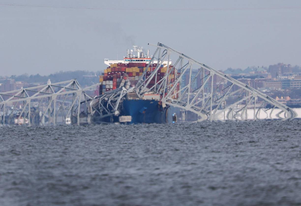 El puerto se ha paralizado y solo se permite la actividad de carga y descarga de los camiones. La zona, asimismo, está bloqueada al tráfico y a la prensa, que solo puede acceder a cerca de 1,6 kilómetros de distancia, desde donde se ve el buque bloqueado con sus contenedores y el puente cortado en seco en el aire. 