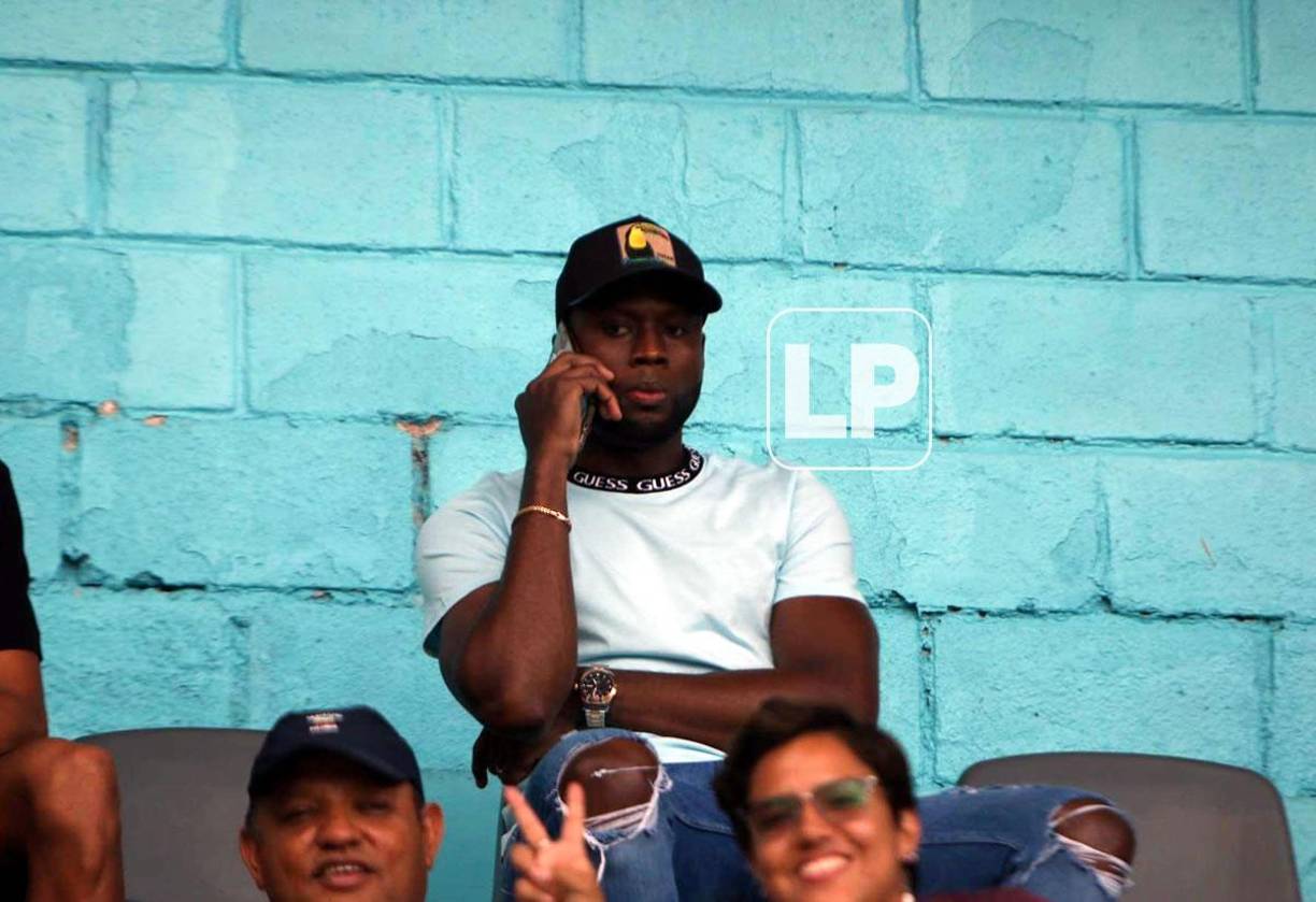 El colombiano Yustin Arboleda, otro lesionado, también estuvo en las gradas del Nacional.