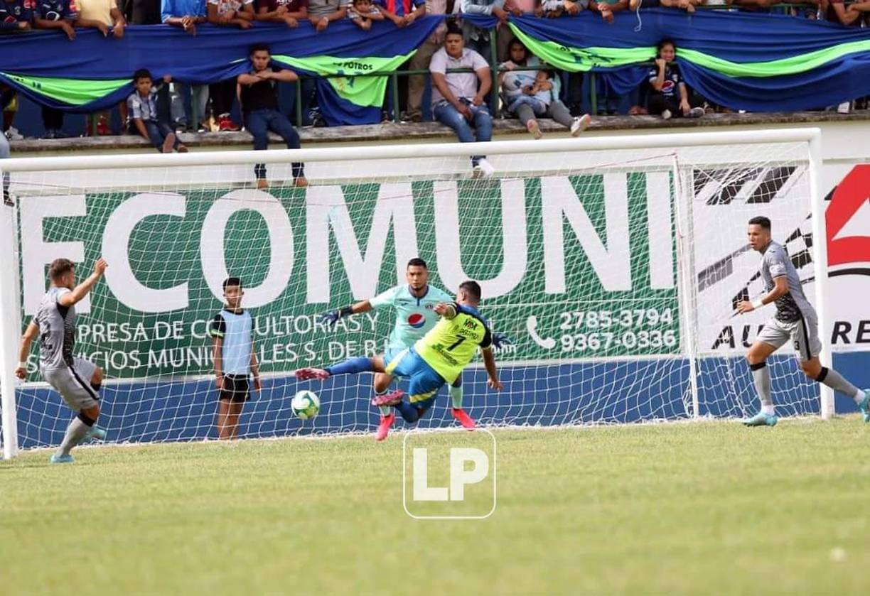 Mario Martínez intentando disparar ante Marlon Licona.