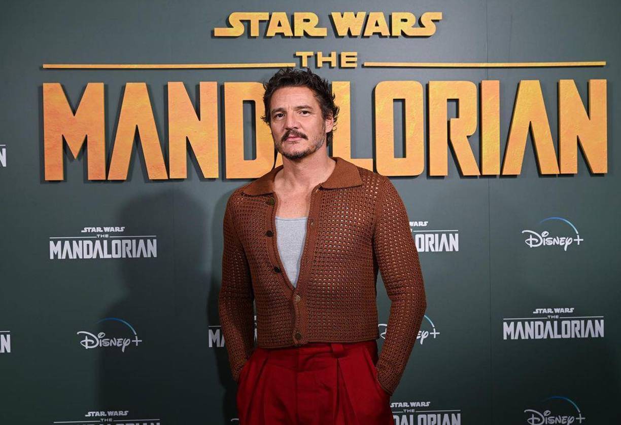 Apareció como personaje principal en la exitosa serie de Disney+ ‘The Mandalorian’ como Din Djarin en 2019. Actualmente se estrenó la temporada 3 y su actuación ha cautivado ha muchas personas.