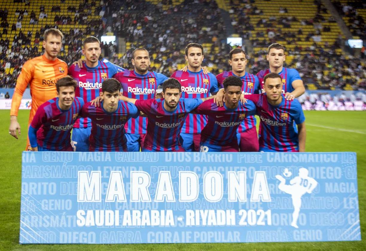 El 11 titular del Barcelona, entre ellos Dani Alves, posando previo al partido.