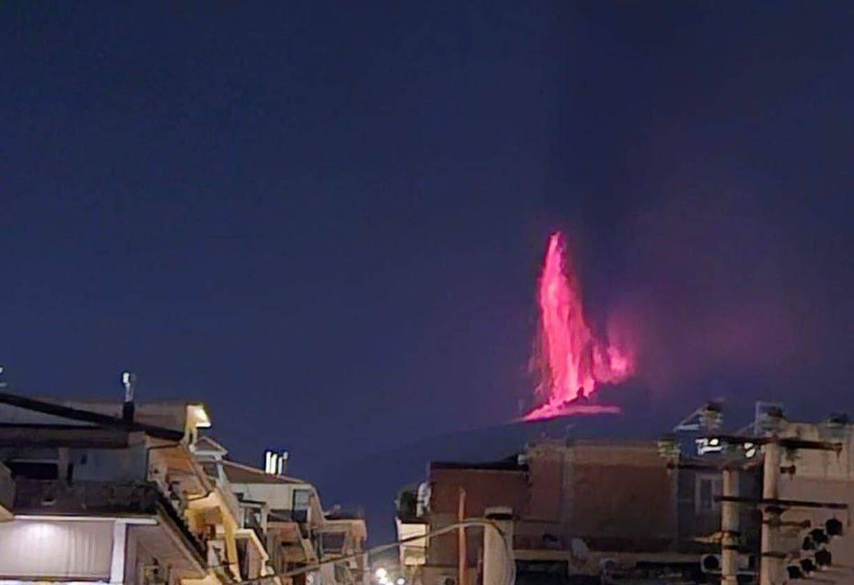 Muy cerca del Etna, también lleva varios días activo el volcán Estrómboli, en una pequeña isla en el mar Tirreno cuya población ha extremado la precaución, aunque está acostumbrada a este fenómeno dadas las frecuentes explosiones de ese cráter. 