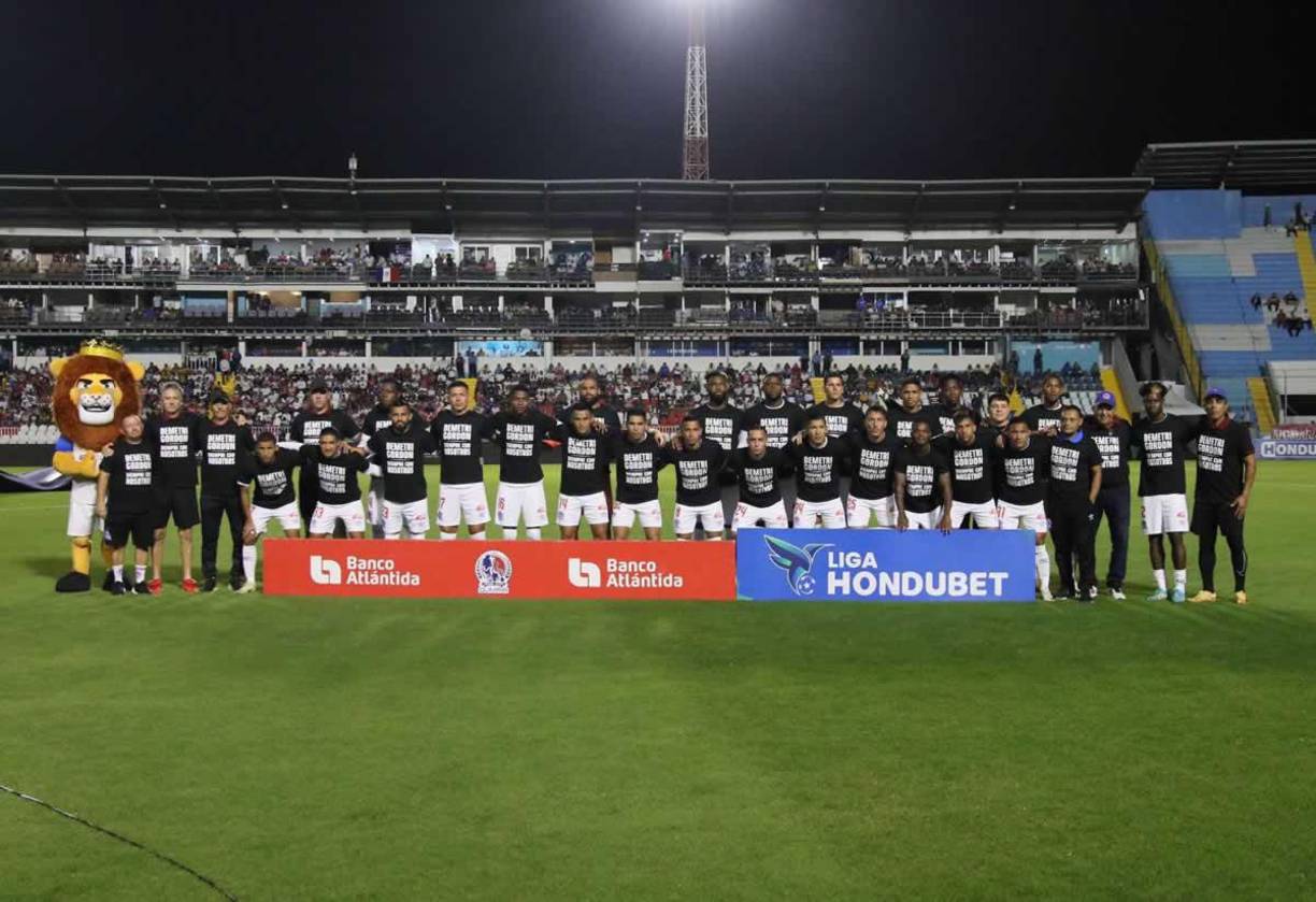 Jugadores y cuerpo técnico del Olimpia posaron con la camiseta en homenaje a Demetri Gordon.