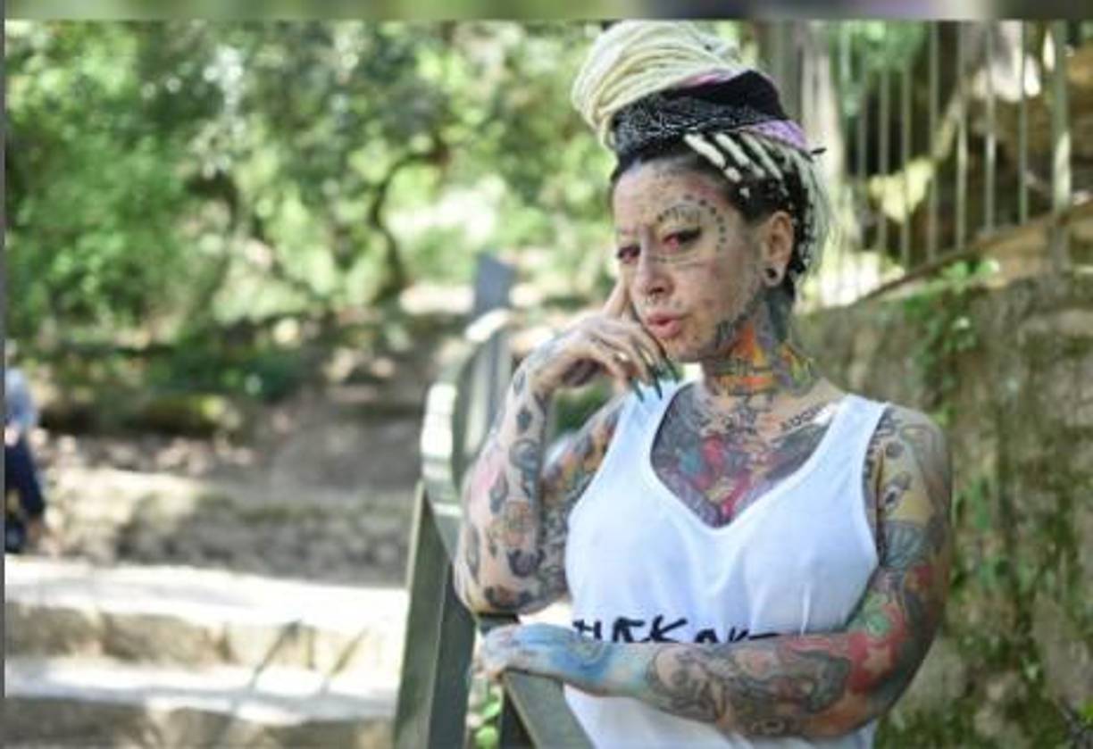 En la frente, una pistola. Sobre el ceño, un diamante. Párpado izquierdo, “1981″. Párpado derecho, “1899″. Pómulo derecho, “19″. Pómulo izquierdo, “84″. En el arco del ojo y el párpado, 7 estrellas. Quijada izquierda, “No Love”. Son sólo algunos de los tatuajes con los que Lidia ha decorado su rostro.